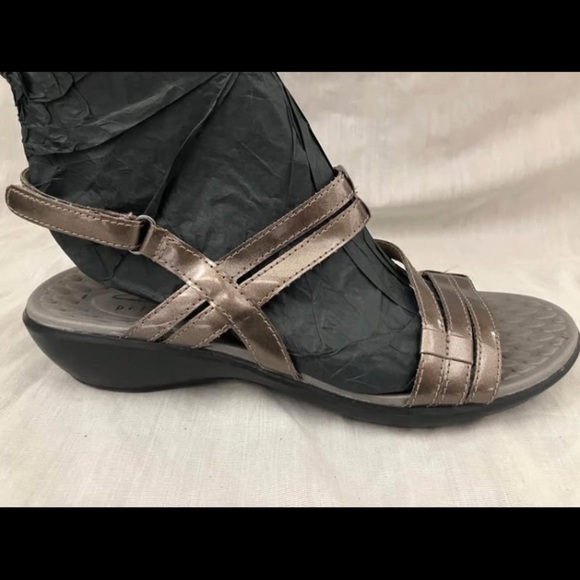women’s size 8 Clark’s Privo metallic finish sandal Velcro tie - Picture 8 of 10